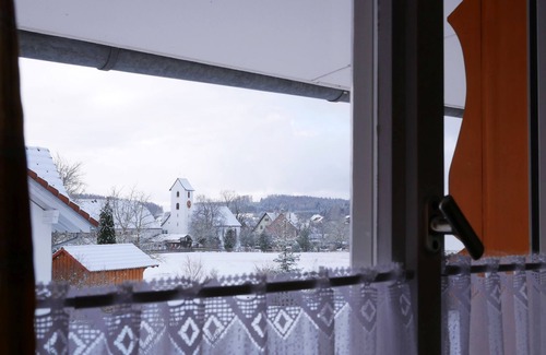 Weilheim Apartment | Apartment 'Rose' with Shared Garden, Balcony and Wi-Fi