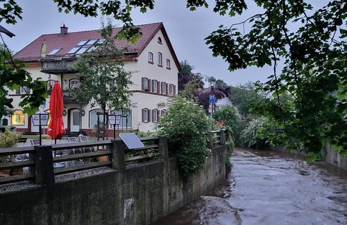 Bad Aibling Apartment | Apartment Roswitha mit Badewanne und Blick auf den Bach