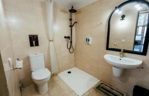 En Corts Apartment | Apartment Ruzafa Roots, 12 min to Centre, Smart TV, Wine