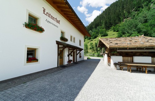 Racines Apartment | Apartment 'Schupfe' with Mountain View, Shared Garden and Wi-Fi