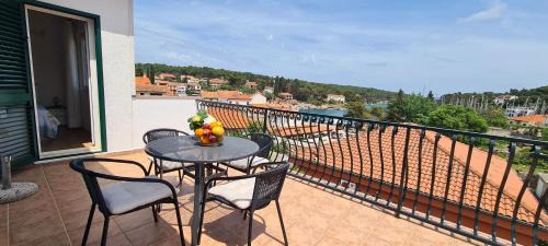 Vrboska Apartment | Apartment Sea view