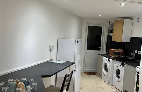 Manor Park Apartment | Apartment-sleep6-wifi-family Friendly