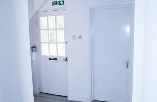 South Harrow Apartment | Apartment - Sleeps 2 & Free Parking