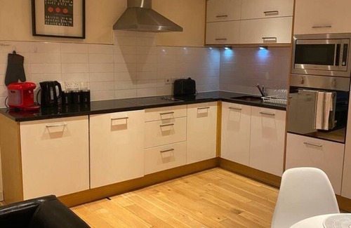 Hull Apartment | Apartment - Sleeps 4 - Balcony - Parking - Pets Ok