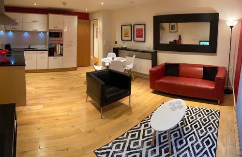 Hull Apartment | Apartment - Sleeps 4 - Balcony - Parking - Pets Ok