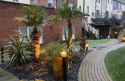 Hull Apartment | Apartment - Sleeps 4 - Balcony - Parking - Pets Ok