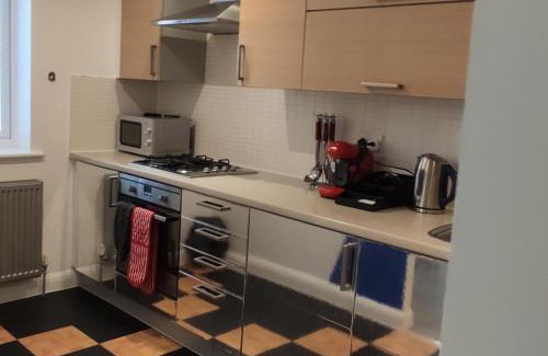 Alibon Apartment | Apartment - Sleeps 4 - Parking - Station Close