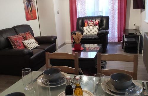 Alibon Apartment | Apartment - Sleeps 4 - Parking - Station Close