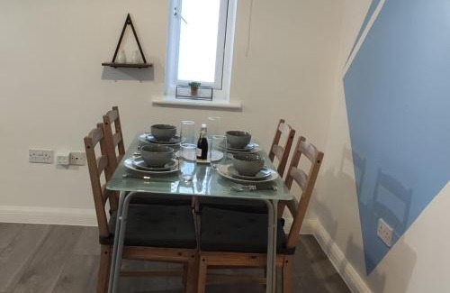 Alibon Apartment | Apartment - Sleeps 4 - Parking - Station Close