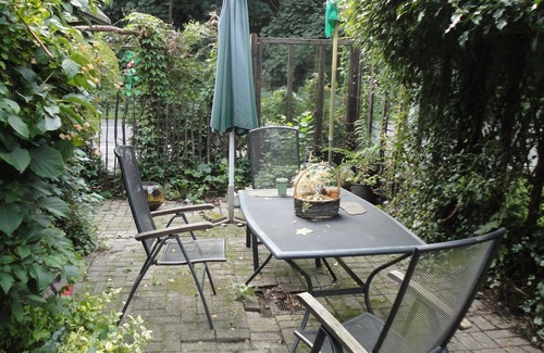 Grafschaft Apartment | Apartment "Sonnige Etagenwohnung im Waldgebiet" with Shared Garden & Wi-Fi