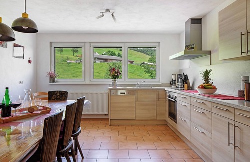 Hofsgrund Apartment | Apartment 'Sport Rees - Ferienwohnung Stefanie' with Mountain View, Shared Terrace and Wi-Fi