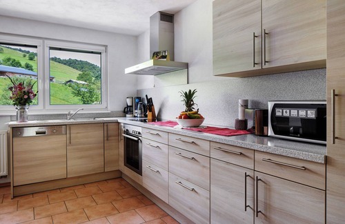 Hofsgrund Apartment | Apartment 'Sport Rees - Ferienwohnung Stefanie' with Mountain View, Shared Terrace and Wi-Fi