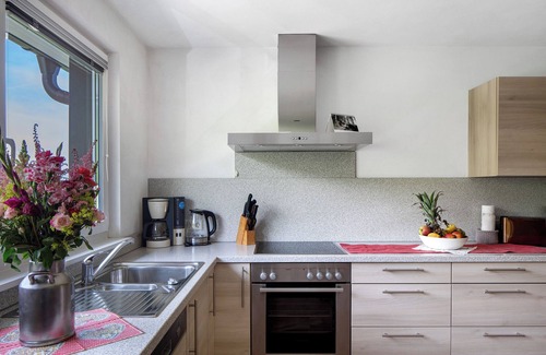Hofsgrund Apartment | Apartment 'Sport Rees - Ferienwohnung Stefanie' with Mountain View, Shared Terrace and Wi-Fi