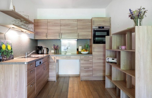 Hofsgrund Apartment | Apartment 'Sport Rees - Ferienwohnung Ulrike' with Mountain View, Private Terrace and Wi-Fi