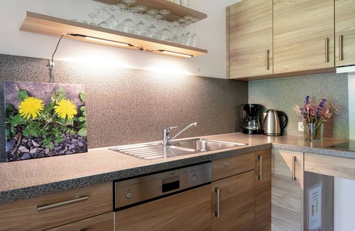 Hofsgrund Apartment | Apartment 'Sport Rees - Ferienwohnung Ulrike' with Mountain View, Private Terrace and Wi-Fi