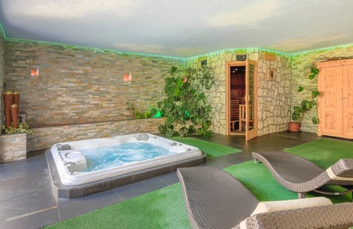 Valle Aurina Apartment | Apartment "Steinhaus XL1" with Mountain View, Shared Pool & Wi-Fi