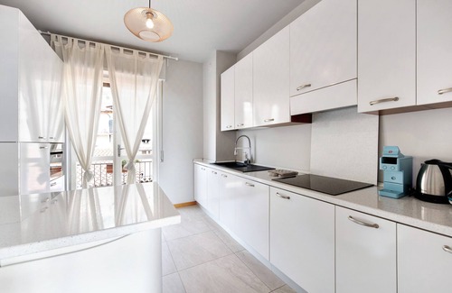Predore Apartment | Apartment 'The Blue Lake View' with Lake View, Wi-Fi and Air Conditioning