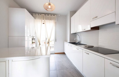Predore Apartment | Apartment 'The Blue Lake View' with Lake View, Wi-Fi and Air Conditioning