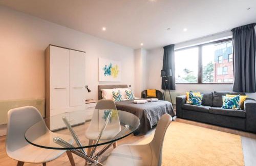 Staines House | Apartment Thirty Three Staines Upon Thames - Free Parking - Heathrow - Thorpe Park - Studio