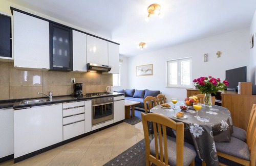 Montovjerna Apartment | Apartment Tija