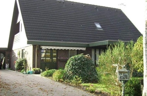 Haselund Apartment | Apartment 'Timmsen Haselund' with Shared Garden, Balcony and Wi-Fi
