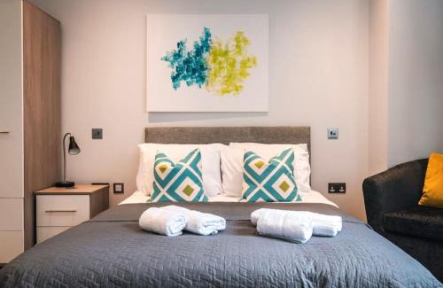 Staines House | Apartment Twenty Three Staines Upon Thames - Free Parking - Heathrow - Thorpe Park - Studio
