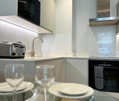 Staines House | Apartment Twenty Three Staines Upon Thames - Free Parking - Heathrow - Thorpe Park - Studio