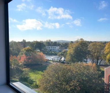 Staines House | Apartment Twenty Three Staines Upon Thames - Free Parking - Heathrow - Thorpe Park - Studio