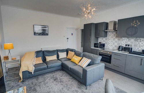 Colwyn Bay Apartment | Apartment Twin Ensuite at Beachmount Holiday Apartments