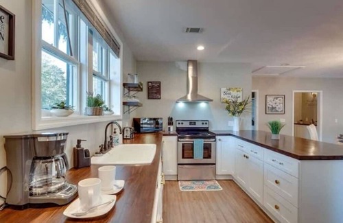 Thunderbolt House | Apartment w/Gazebo-Swanky Savannah Style
