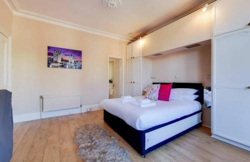 Ealing Apartment | Apartment w workspace in Ealing