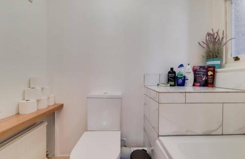 Ealing Apartment | Apartment w workspace in Ealing