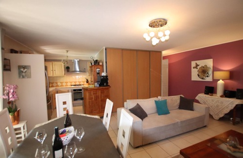 Beaumes-de-Venise House | Apartment with garden, view of vineyards and hills.