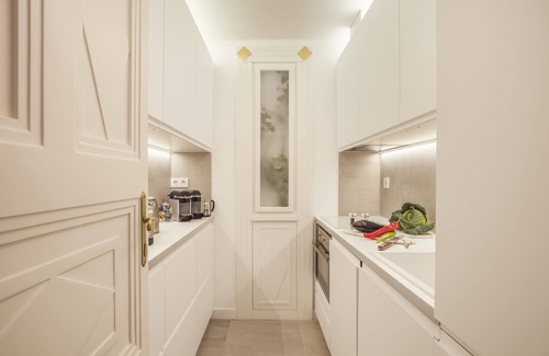 Inner City Budapest Apartment | APARTMENT WITH BALCONY IN PEDESTRIAN STREET , 2BR , 2BA , AC ,Wi-Fi , SMART TV