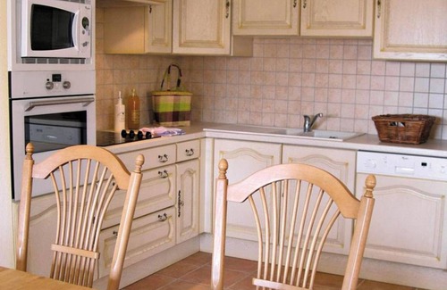 Saint-Trinit Apartment | Apartment with dishwasher, close to Village