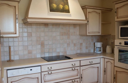 Saint-Trinit Apartment | Apartment with dishwasher, close to Village