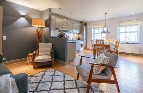 Wavre Apartment | Apartment with lake and tennis court
