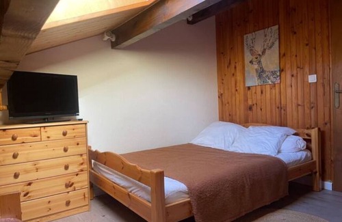 Les Angles House | Apartment with lake and mountain views 100 m from the slopes
