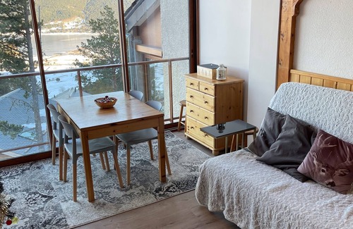 Les Angles House | Apartment with lake and mountain views 100 m from the slopes