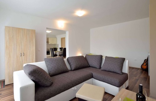Vizinada Apartment | Apartment with large garden for 4 in Vižinada