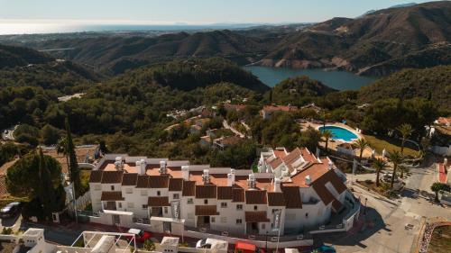Istan Apartment | Apartment with private terrace and panoramic views, Balcones del Lago, Istán
