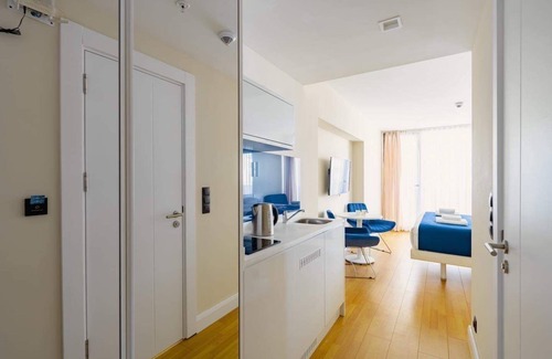 New Boulevard Apartment | Apartment with view of the sea and city