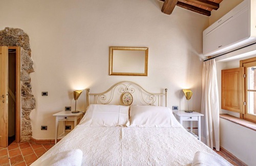 Monteriggioni Other | Apartment with WIFI, private pool, hot tub, A/C, sauna, TV, patio, panoramic view, close to Siena