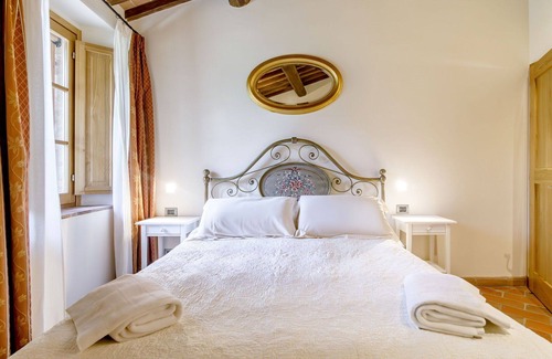 Monteriggioni Other | Apartment with WIFI, private pool, hot tub, A/C, sauna, TV, patio, panoramic view, close to Siena