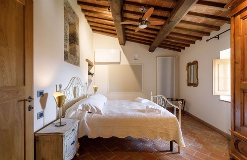 Monteriggioni Other | Apartment with WIFI, private pool, hot tub, A/C, sauna, TV, patio, panoramic view, close to Siena