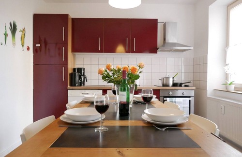 Bruhl-Beurbarung Apartment | Apartment 'Zweiteheimatfreiburg - Rot' with Shared Garden and Wi-Fi