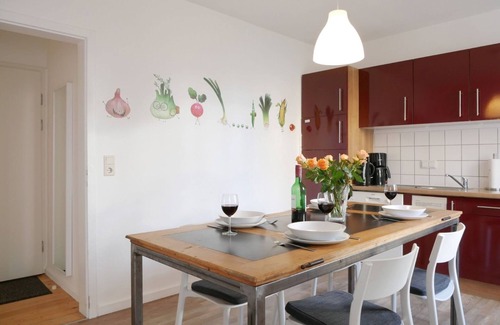 Bruhl-Beurbarung Apartment | Apartment 'Zweiteheimatfreiburg - Rot' with Shared Garden and Wi-Fi
