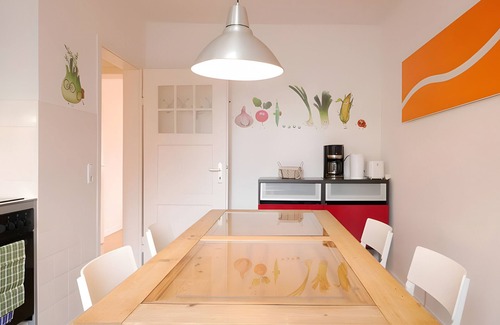Bruhl-Beurbarung Apartment | Apartment 'Zweiteheimatfreiburg - Schwarz' with Shared Garden, Balcony and Wi-Fi