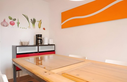 Bruhl-Beurbarung Apartment | Apartment 'Zweiteheimatfreiburg - Schwarz' with Shared Garden, Balcony and Wi-Fi