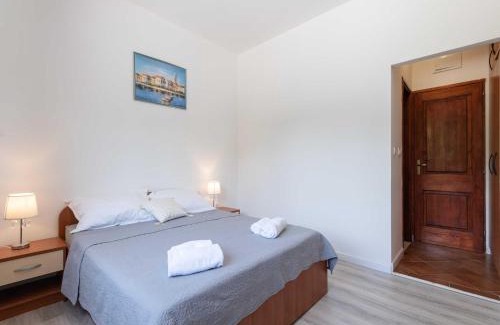 Komolac Apartment | Apartments Azzurro- Three Bedroom Apartment with Terrace and Hot Tub Azzurro I-donji